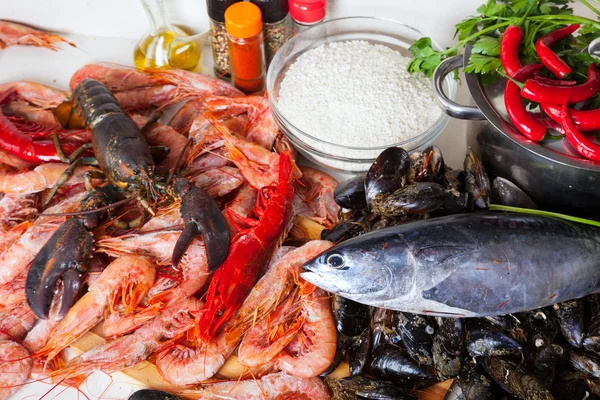 Produtos marinhos crus e arroz na cozinha — Fotografia de Stock