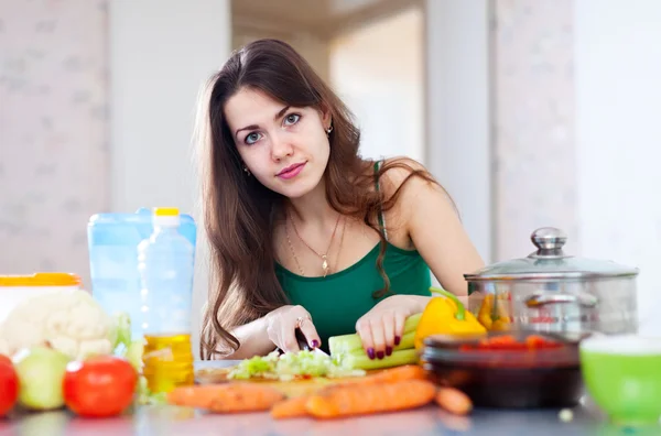 Woman cutting celery at kitchen — Stock Photo, Image