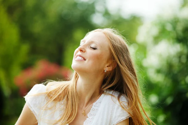 Genieten van blonde middelbare leeftijd vrouw — Stockfoto