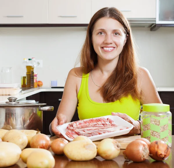 Mujer cocinando con carne de cordero —  Fotos de Stock