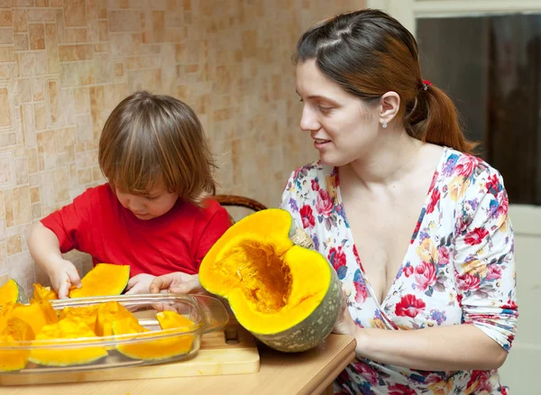 Mère avec fille cuisson citrouille — Photo
