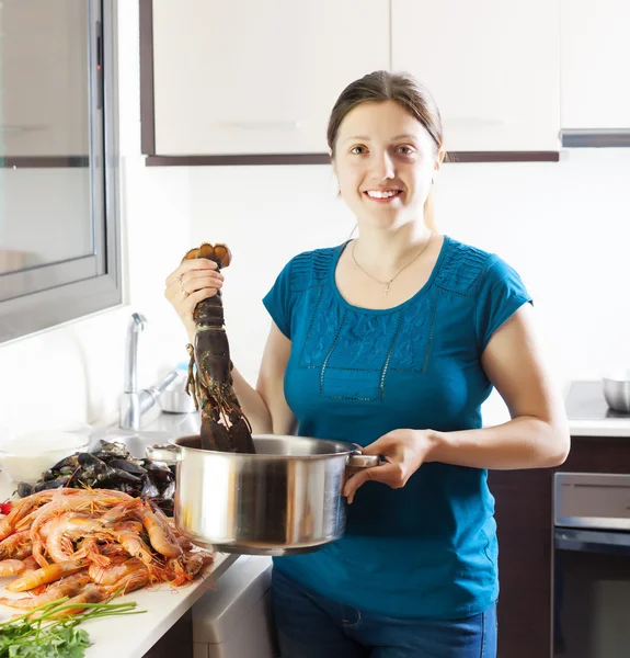 Femme heureuse avec homard à la maison — Photo