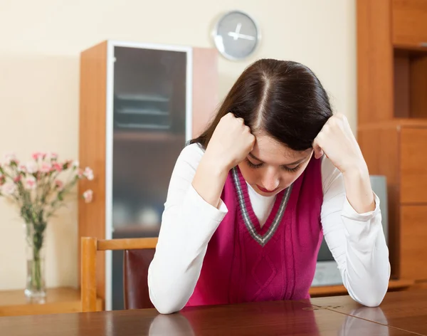 Huilen eenzaam brunette vrouw — Stockfoto