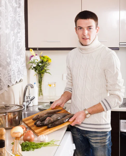 Man with raw trout fish — Stock Photo, Image