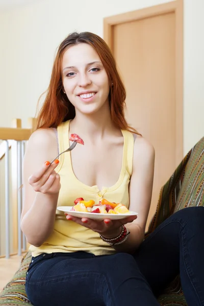 Femme avec assiette de salade de fruits — Photo