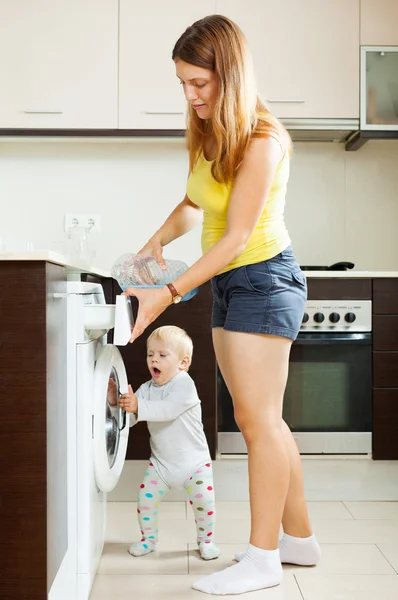 Çamaşır yıkama makinesi kullanarak aile — Stok fotoğraf