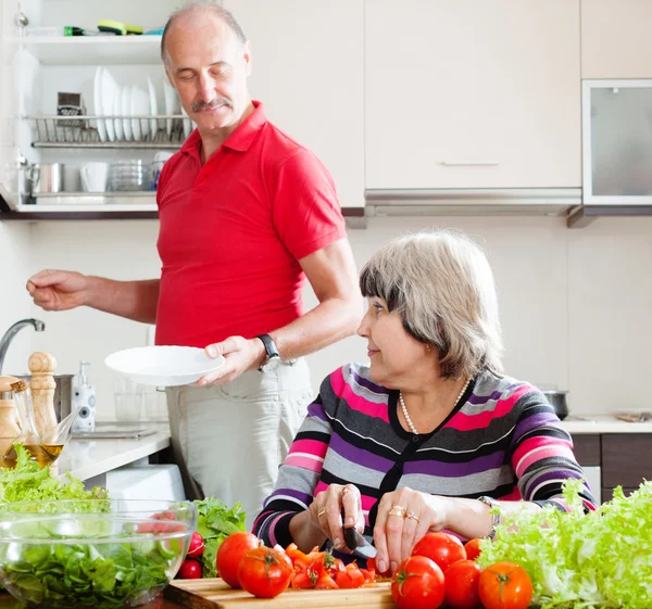 Oudere man en volwassen vrouw huishoudelijk werk doen — Stockfoto