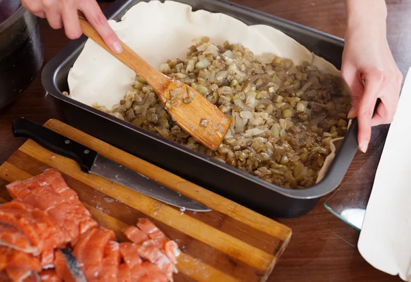 Gros plan sur la cuisson de tarte au poisson avec saumon et aubergines — Photo