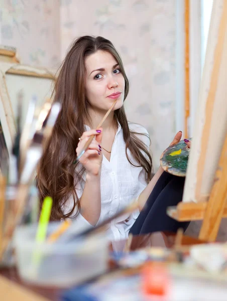 Flicka målar med olja färger och penslar — Stockfoto