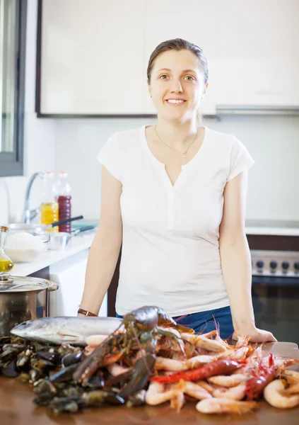 Young woman with fresh marine products — Stock Photo, Image