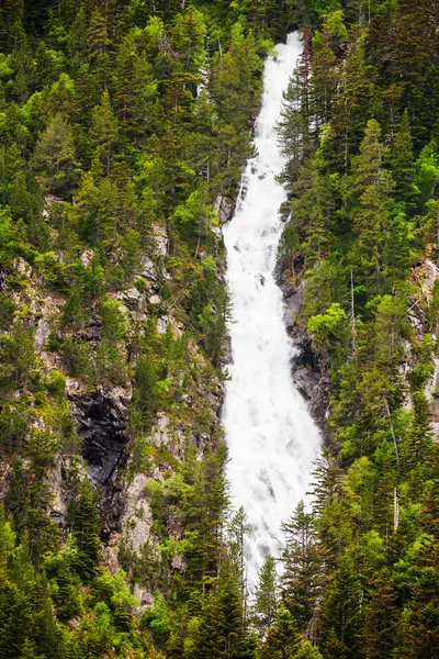 Vodopád v horských lesích — Stock fotografie