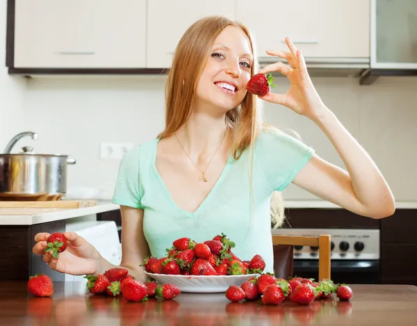 Mulher positiva comendo morango — Fotografia de Stock