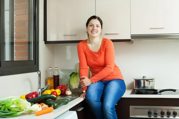 Femme dans la cuisine domestique — Photo