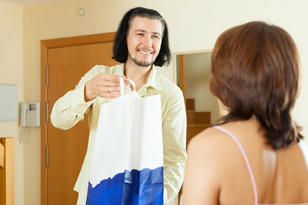 Uomo dà dono alla donna a casa — Foto Stock