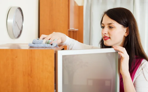 Brunette vrouw reiniging furiture — Stockfoto