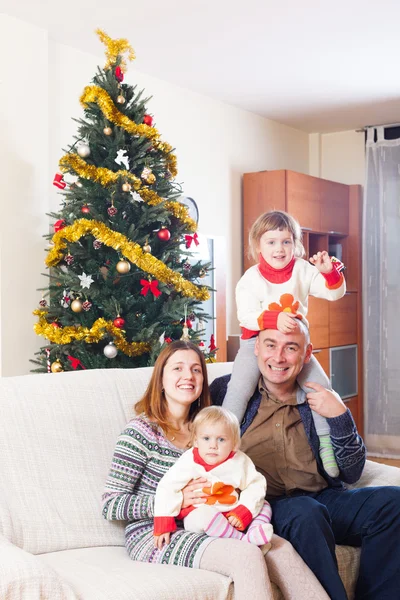 Familia con árbol de Navidad —  Fotos de Stock