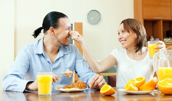 Happy couple laughing in breakfast time — Stock Photo, Image