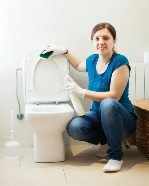 女人清洗厕所 — 图库照片