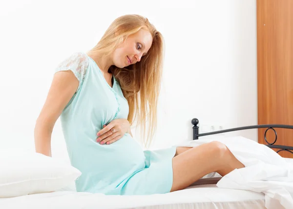 Graviditet kvinnan i nattlinne — Stockfoto