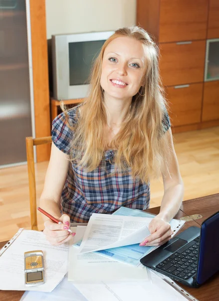 Mujer rubia sonriente con documento financiero — Foto de Stock