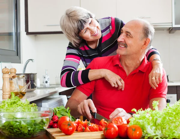 Senior hombre y mujer cocinar almuerzo juntos — Foto de Stock