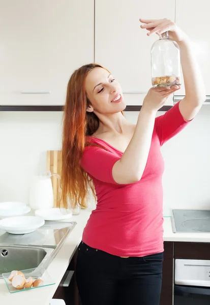 Frau in roter Putzflasche mit Eierschale — Stockfoto