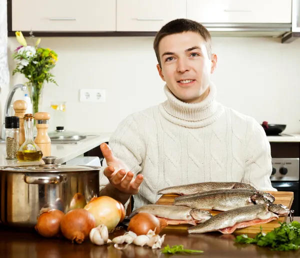 Adam at ev mutfak — Stok fotoğraf