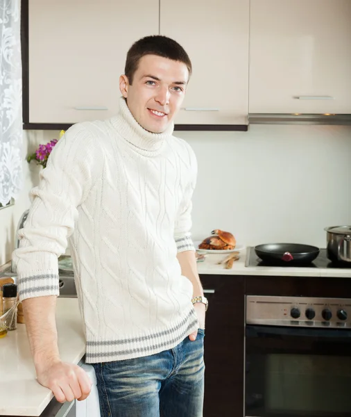 Retrato do homem no interior da cozinha — Fotografia de Stock