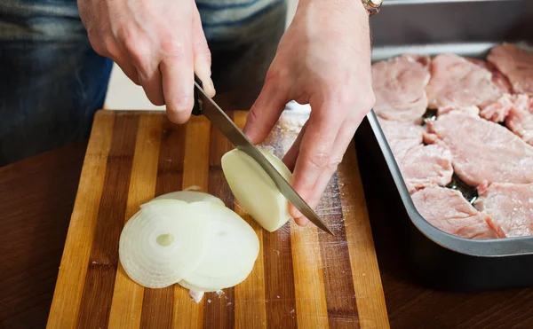Manos cortando cebolla — Foto de Stock