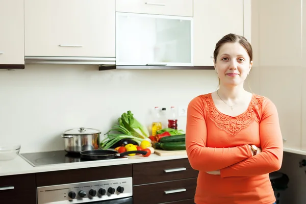 Porträt einer Frau in ihrer Küche — Stockfoto