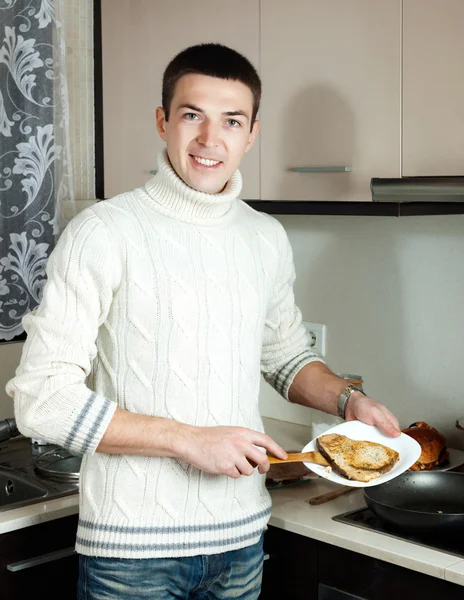 Homem com bife de peixe na placa em casa cozinha — Fotografia de Stock