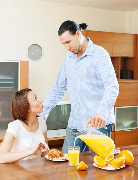 Paar praten over ontbijt — Stockfoto