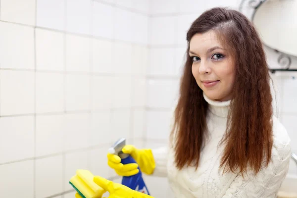 Mulher limpa no banheiro — Fotografia de Stock