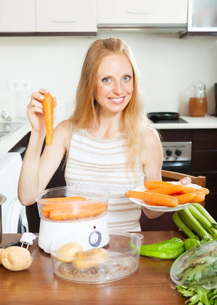 Blonde aux cheveux longs femme au foyer cuisine légumes — Photo