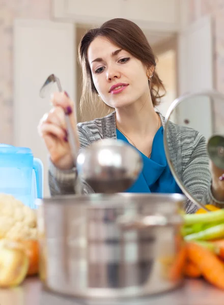 Hermosa mujer cocinando con cucharón — Foto de Stock