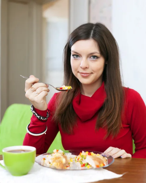 女人在家吃午饭的饮食 — 图库照片
