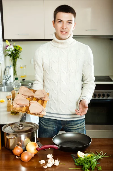 Cara com bife em casa — Fotografia de Stock