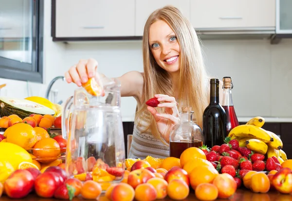 Mujer haciendo bebidas de frutas con vino —  Fotos de Stock