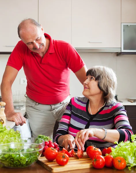 Mature couple cooking lunch together — Stock Photo, Image
