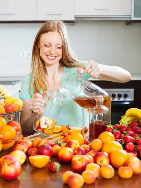 Långhåriga flicka matlagning färsk drycker — Stockfoto