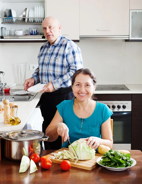 Äldre gifta par matlagning tillsammans — Stockfoto