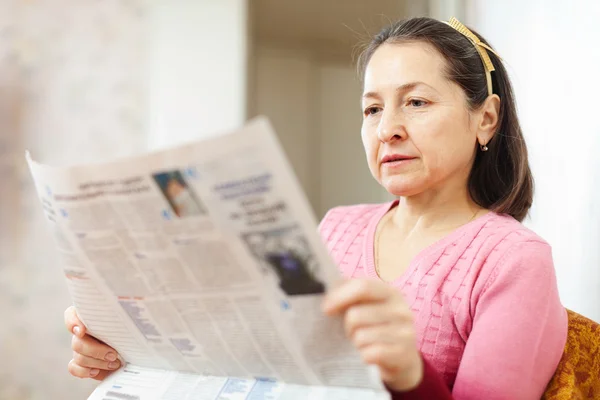 Mulher séria ler jornal — Fotografia de Stock