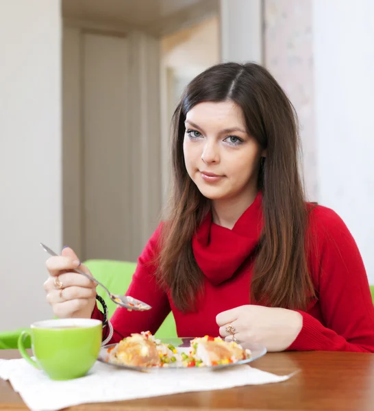 Woman eats chicken with vegetables — Stock Photo, Image