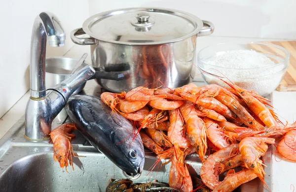 Čerstvé syrové krevety a ryby — Stock fotografie