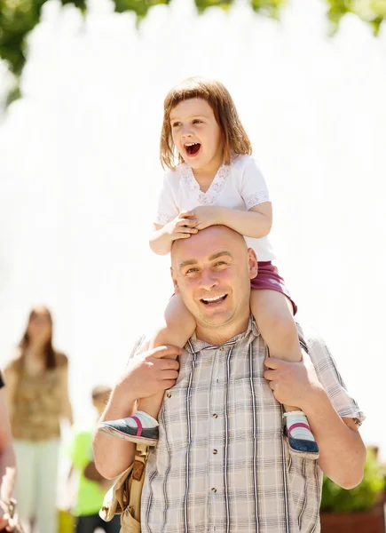 Szczęśliwy ojciec z dzieckiem — Zdjęcie stockowe