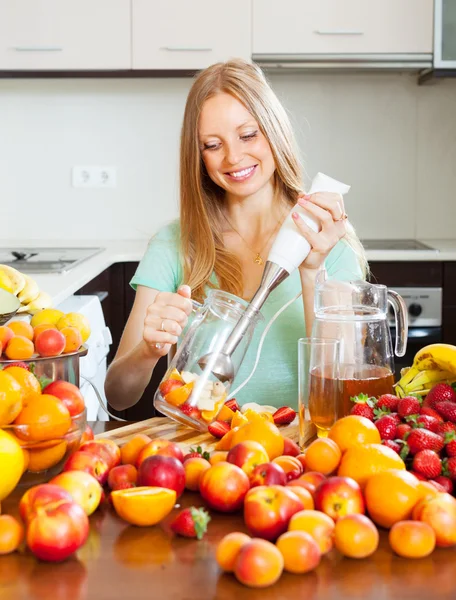 Girl making fruits cocktail with blender — Stock Photo, Image