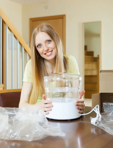 Smiling girl with new electric steamer — Stock Photo, Image