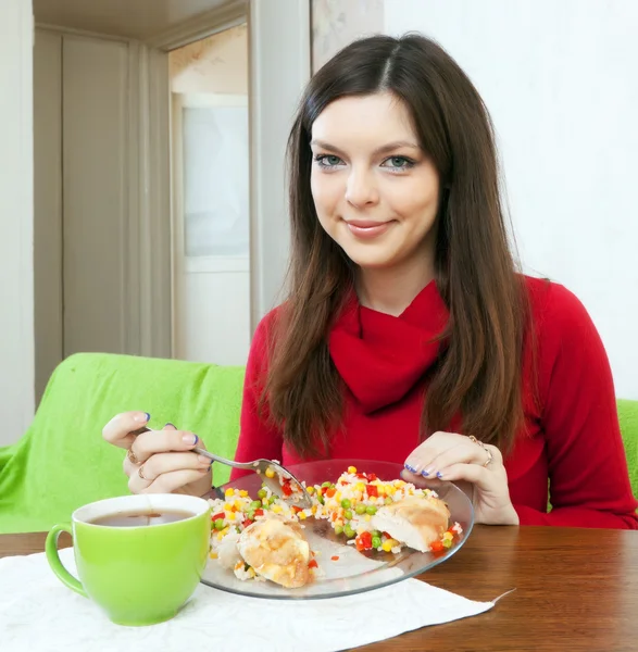 Mädchen teilt Mittagessen für zwei Teile — Stockfoto