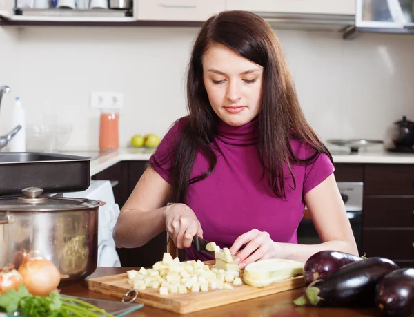 Hemmafru skära auberginen — Stockfoto