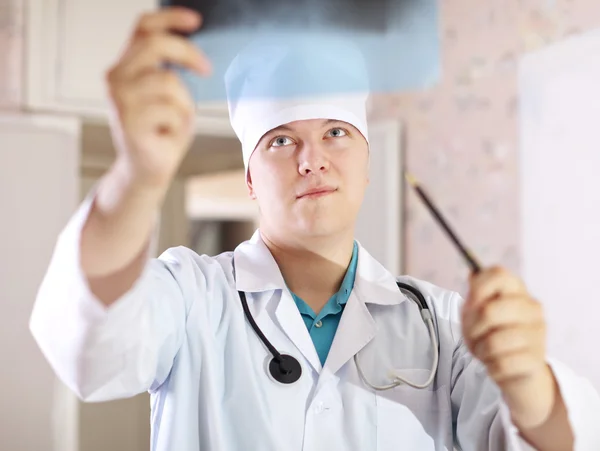Seriöser Arzt schaut röntgen — Stockfoto